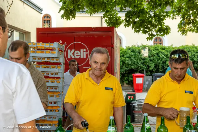 Josef Karf und Josef Zöchmeister engagierten sich bei der Getränkeausgabe (vlnr). | Foto: cine-motion.at / R. Ivanek