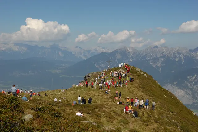 Die von der Bergrettung veranstaltete Bergmesse am Kögele gehört zur Tradition - bald wird es hier ein neues Kreuz geben. | Foto: Bergrettung Axams
