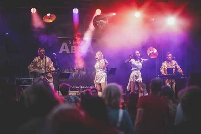 2 Männer und 2 Frauen singen als Abba-Double auf einer Bühne