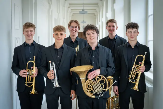 Sechs der acht Mitglieder von „Sacculum-Brass“ (v. l.): Fabio Öttl, Tobias Baumann, Andreas Knoll, Jakob Egger, Matteo Reich und Lukas Hafner. | Foto: Land Tirol/Neuner