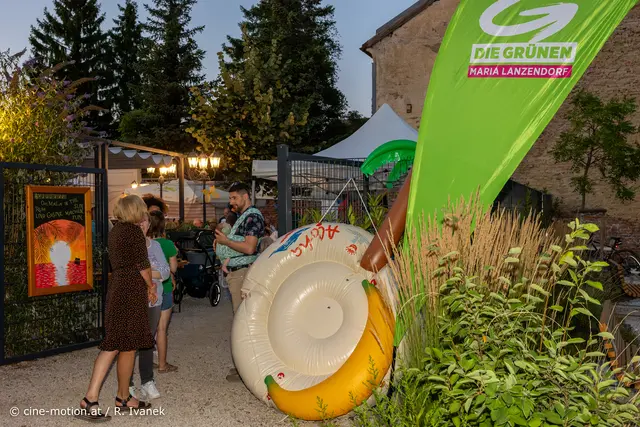 Beim Kommen erste Karibikeindrücke mit Palme, Schwimminsel, Banane und Stranduntergangstimmung. | Foto: cine-motion.at / R. Ivanek