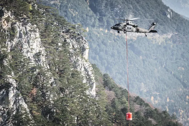 S70 Black Hawk des Bundesheer bei der Waldbrandbekämpfung. | Foto: Pusch/Bundesheer