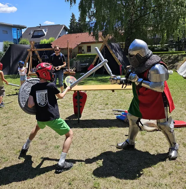 Schwertkampf gegen einen Ritter beim Mittelalter-Fest am Sportplatz. | Foto: Roland Pargger