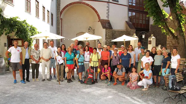 Der "Peacewalk" -Friedensmarsch 2026 startete die 3. Etappe in der Friedensburg Schlaining, wo ACP-Präsident Norbert Darabos und KBB-Eventmanager Werner Glösl die zahlreichen Pilgerinnen und Pilger begrüßten und mit Waltraud Hofer, der Organisatorin vor Ort, auf den Weg begleiteten. | Foto: Peter Seper