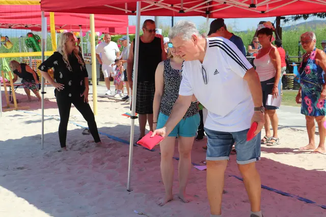 Cornhole ist ein Zielwerfen von mit Sand gefüllten Beuteln. Ein gutes Abschätzen der Wurfweite und eine ruhige Hand bewies Bgm. a.D. Willi Rohrer | Foto: Edith Ertl
