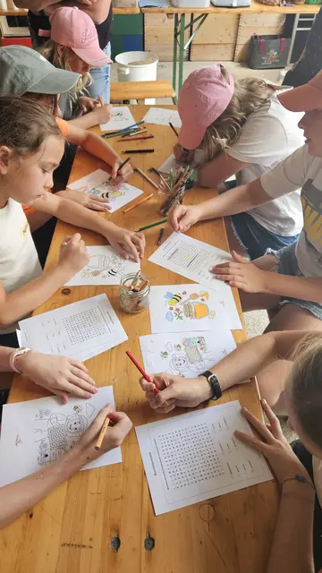 Von der Blüte aufs Brot – ein süßes Ferienabenteuer für junge Entdecker*innen!
28 neugierige Kids tauchten beim Bromberger Ferienspiel unter dem Motto „Von der Blüte aufs Brot“ am Imkereibetrieb Hubert Piribauer in die faszinierende Welt der Honigbienen ein.
Es wurde fleißig Waben entdeckelt, Honig geschleudert, Gläser abgefüllt und sogar ein Blick in den Bienenstock gewagt.
Fotocredit: Imkerei Piribauer | Foto: Martina Piribauer
