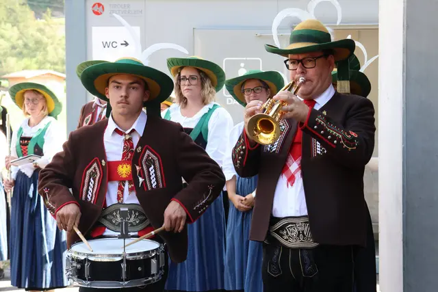 Fabio und Florian eröffneten den Festakt beim Einsatzzentrum in Oetz