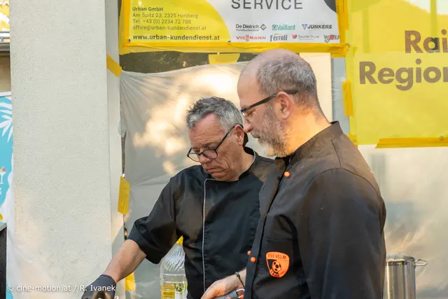 Grillmeister Marcus Malloth und FSV Velm Hilfe (vlnr). | Foto: cine-motion.at / R. Ivanek