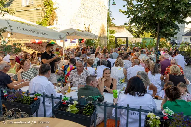 Ein voll gefüllter Gastgarten mit viel bunt gekleideten Gästen, die Hunger und Durst mitbrachten. | Foto: cine-motion.at / R. Ivanek