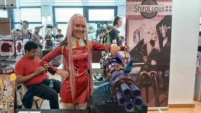 @ShiroLupus als Zero-Two aus Darling in the Franxx zusammen mit der von ihr gebauten Minigun von Jinx aus Arcane. | Foto: ShiroLupus / Lennard Nitsch