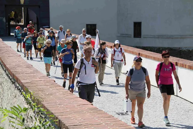 Die Pilgerinnen und Pilger des Peacewalks machen sich auf den Weg nach Bad Tatzmannsdorf und weiter nach Bernstein. | Foto: Peter Seper