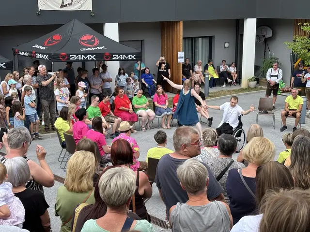 Mit einer wunderbaren Tanzdarbietung begeisterten zwei betreute Klienten das Publikum und sorgten für begeisterten Applaus sowie bewegende Momente. | Foto: MeinBezirk/PeterJäkel
