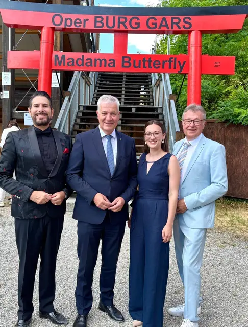 Großer Premierenjubel: Oper BURG GARS begeistert mit einer emotionalen „MADAMA BUTTERFLY“
Gars am Kamp. Ein glanzvoller Premierenabend unter Sternen: | Foto: Manuela Danzinger