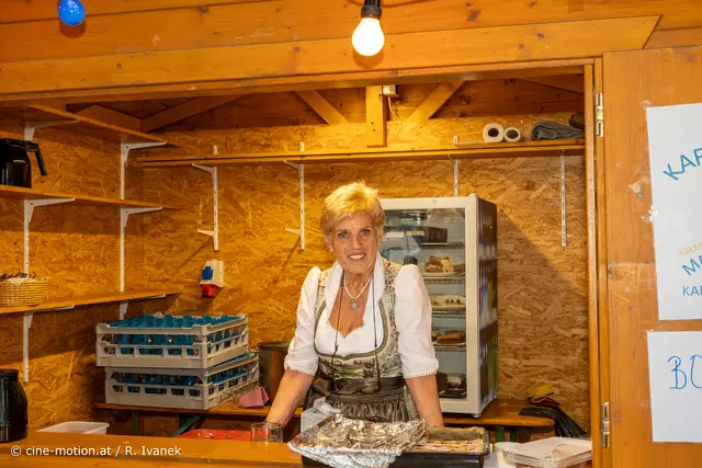 Traude mit Ihren köstlichen Mehlspeisen und Kaffeebar. | Foto: cine-motion.at / R. Ivanek