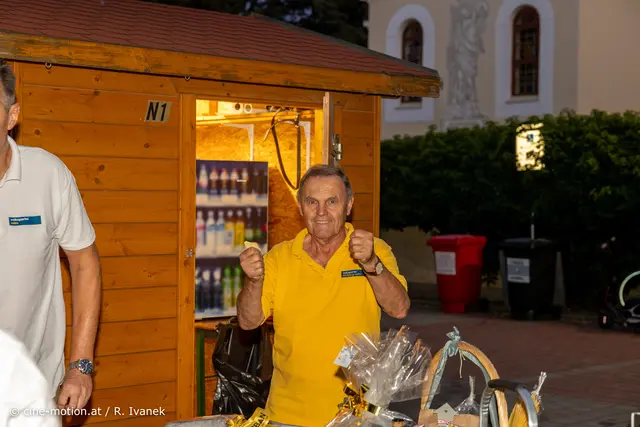 Josef Karpf hält nicht nur seine Lose in der Hand, er drückt auch die Daumen - für sich oder andere ist die Frage ? | Foto: cine-motion.at / R. Ivanek