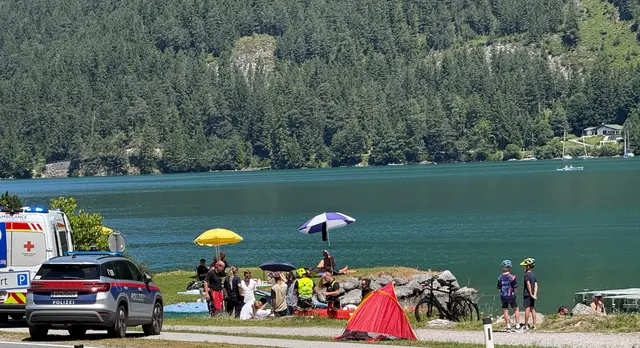 Ein Paragleiter stürzte am Freitag bei Pertisau aus etwa 25 Metern Höhe in den Achensee. | Foto: ZOOM.Tirol