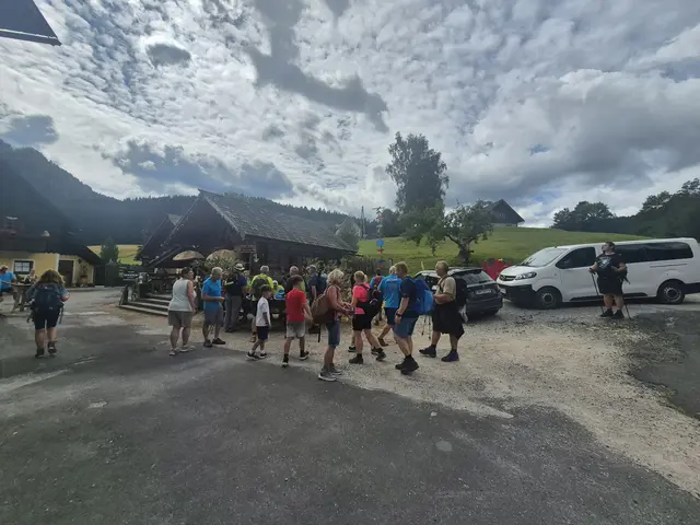 Sogar vor 11 Uhr trafen die ersten Pilger bei der Forellenwirtin in der Mooshuben ein. | Foto: Andrea Stelzer