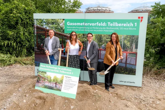 Am Samstag gab es den offiziellen Baustart für den ersten Baubabschnitt des neuen Parks am Gasometervorfeld. Mit dabei: Simmerings Bezirksvorsteher Thomas Steinhart, Planungsstadträtin Ulli Sima, Klimastadtrat Jürgen Czernohorszky (alle SPÖ) und Neos Wien Klubobfrau Selma Arapović. | Foto: Stadt Wien / Christian Fürthner