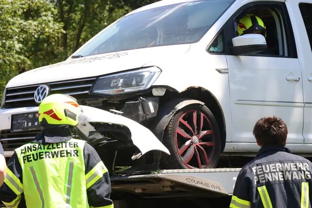 Das Fahrzeug musste abgeschleppt werden. | Foto: Laumat,at/Matthias Lauber