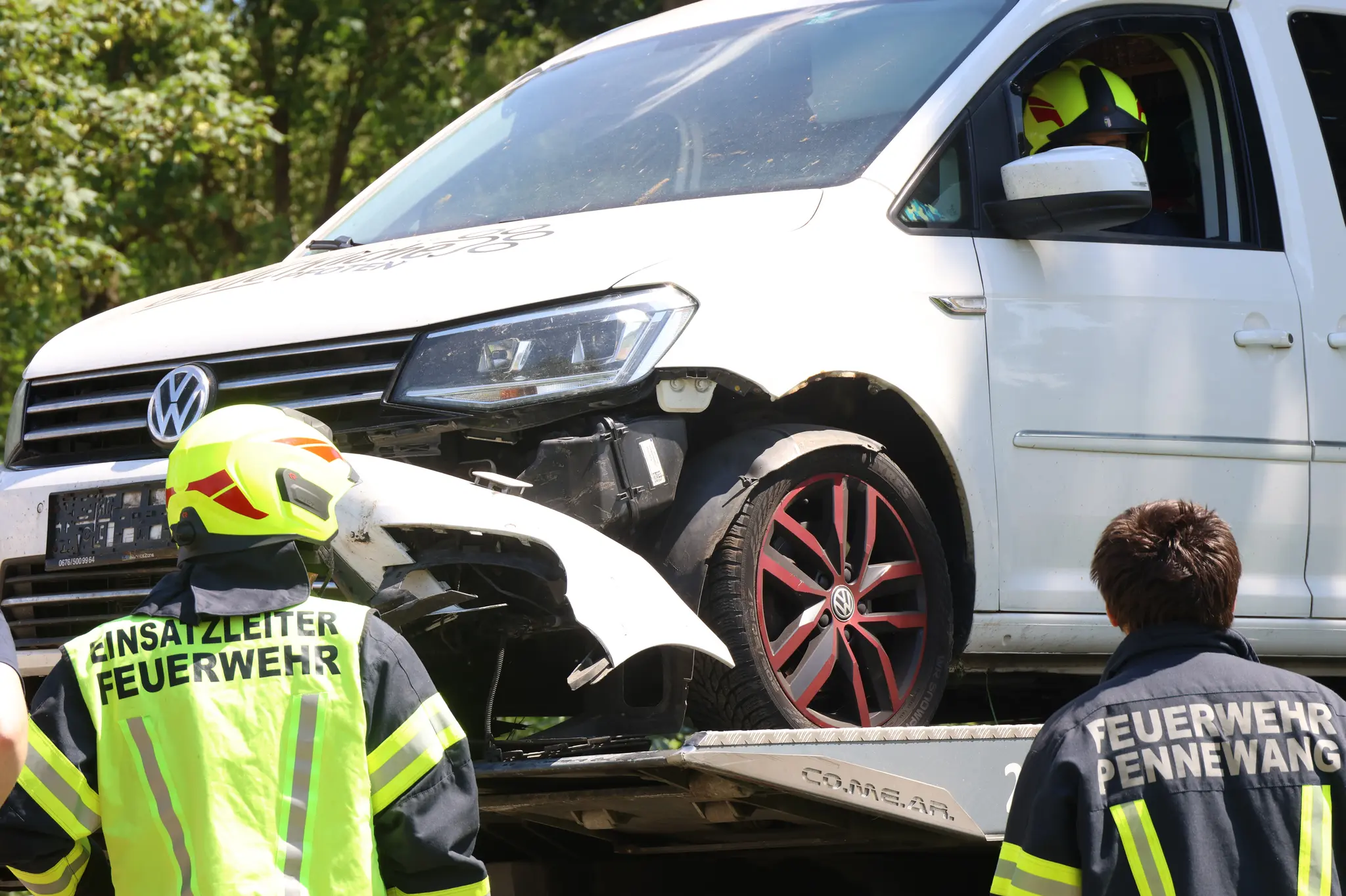 Unfall in Pennewang: Kleintransporter krachte gegen Baum - Wels & Wels ...