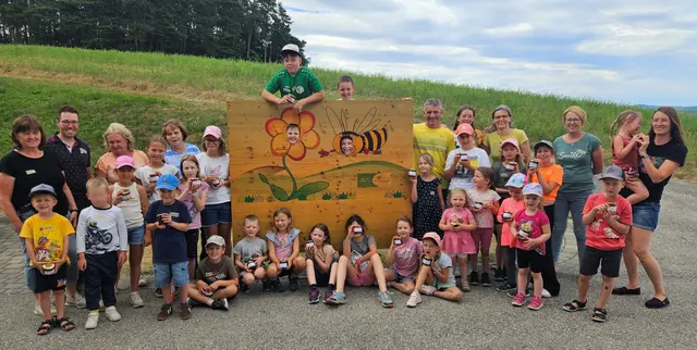 Von der Blüte aufs Brot – ein süßes Ferienabenteuer für junge Entdecker*innen!
28 neugierige Kids tauchten beim Bromberger Ferienspiel unter dem Motto „Von der Blüte aufs Brot“ am Imkereibetrieb Hubert Piribauer in die faszinierende Welt der Honigbienen ein.
Es wurde fleißig Waben entdeckelt, Honig geschleudert, Gläser abgefüllt und sogar ein Blick in den Bienenstock gewagt.
Fotocredit: Imkerei Piribauer | Foto: Martina Piribauer