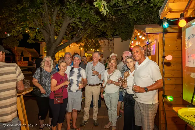 So ein guter Tropfen von Weingut Malloth kann man schon genießen - so auch Familie Johann Prendl mit Gattin und GR Walter Jakob mit Gattin und Helfer des langes Tages des Sommerfestes. | Foto: cine-motion.at / R. Ivanek