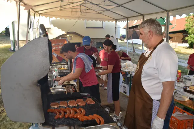Fürs leibliche Wohl war mit Grillspezialitäten gesorgt. | Foto: MeinBezirk/Michael Strini