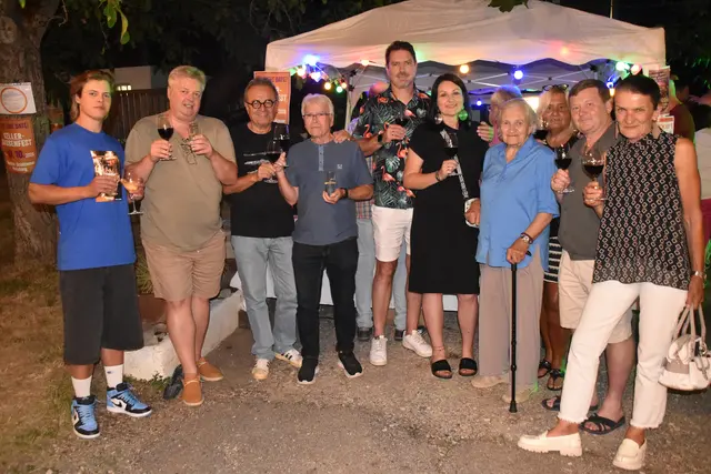Beim Wein-Berg-Fest wurden auch Geburtstage "nachgefeiert" - wie jener von Josef Wiesler (3.v.l.). | Foto: MeinBezirk/Michael Strini