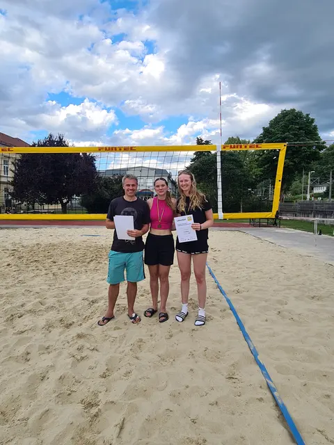 Ehrung der drittplatzierten Damen (v.l.n.r. Günter Fahrnberger (Leiter des Volleyballvereins Traismauer „Wild Tigers“), Teofilović/Graf) | Foto: Volleyballverein Traismauer "Wild Tigers"