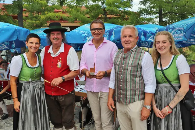Sepp Zirkl (Bildmitte) mit der Miniaturausgabe der St. Anna-Kirche, Bgm. Manfred Komericky, Kapellmeister Shorty Kemmer und Marketenderinnen der Musikkapelle Kalsdorf. | Foto: Edith Ertl