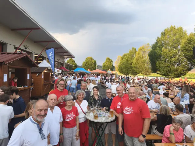Unter den Ehrengästen konnten Bürgermeister Gerald Wonner, Vizebürgermeister Johannes Ulrich, Gemeinderätinnen und Gemeinderäte der Marktgemeinde Gössendorf sowie Bundesrat Peter Samt, Landtagsabgeordneter Günter Wagner und zahlreiche Feuerwehrvertreter aus andern Wehren begrüßt werden.