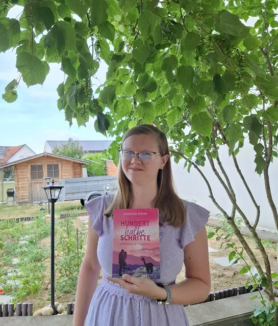 Die Weppersdorfer Autorin Jennifer Böhm präsentiert mit „Hundert halbe Schritte – Willkommen am Kämpferhof“ ihren neuen New-Adult-Roman. | Foto: Jennifer Böhm