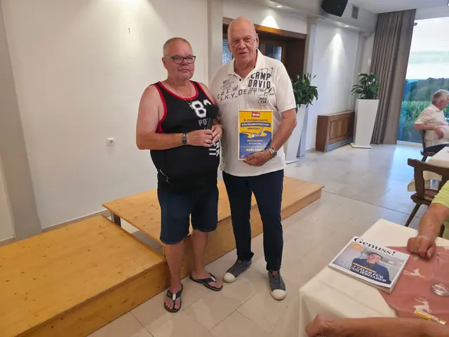 Obmann Ing. Ernst Mayer (links) bei der Übergabe einer Urkunde an Minigolf-Urgestein Karl Lakos in Anerkennung seiner zahlreichen gespielten Meisterschaften.