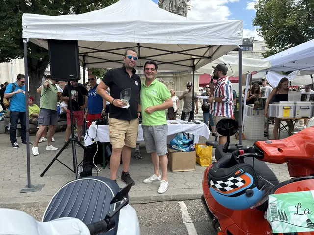 Sieger der Kategorie "älteste Vespa" Christoph Bayer gemeinsam mit Bürgermeister Christian Gepp