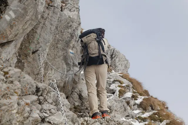 Am Ostgrat der Wilden Leck löste sich ein Stein und traf eine Bergsteigerin, die anschließend mehrere Meter über steiles Felsgelände abstürzte. (Symbolbild) | Foto: pexels 