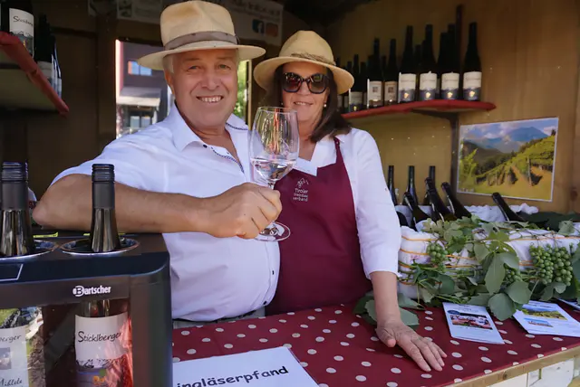 Gut Unterhalten beim Stand vom Weinhof Sticklberger aus Rietz