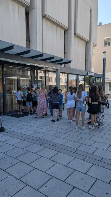 Schlange der Schüler:innen vor der Galerie