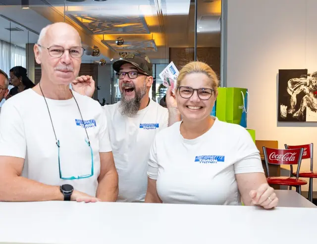 3 Jugendpalette Mitglieder beim Verteilen der T-Shirts