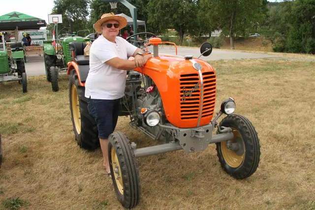 Auch der ehemalige Topstürmer Thomas Neid putzte sehr liebevoll seinen Traktor für das Oldtimertreffen heraus. | Foto: Peter Seper