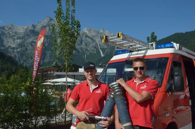 OFK-Stv. Florian Gschwendtner und Hans-Peter Webersberger und (v.li.) freuen sich über das gelungene Fest und hoffen auf neue Mitglieder in ihren Reihen.  | Foto: Maria Astner