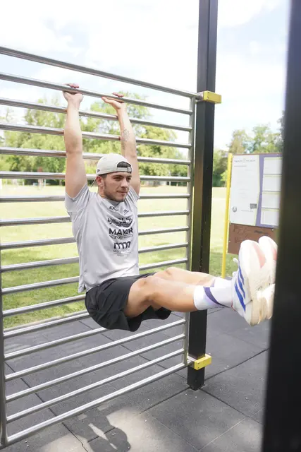 Lukas List hält sich im Calisthenicspark fit. | Foto: Clemens Mitteregger