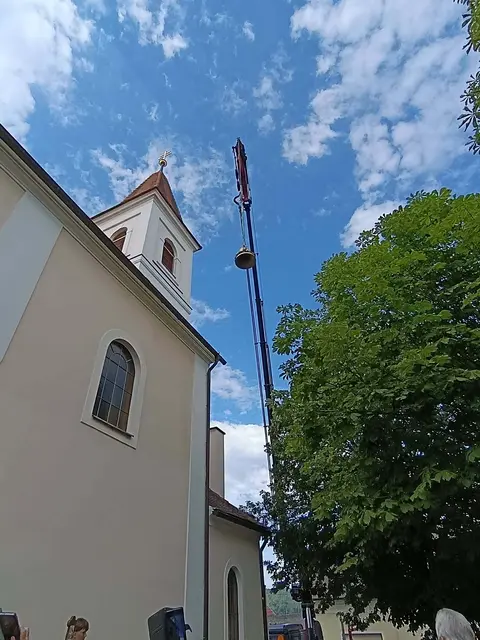 Nach der Weihe wurde die Glocke auf den Kirchturm gezogen. | Foto: Pfarre St. Michael
