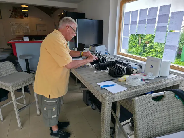 NÖBGV-Präsident Ing. Siegfried Junger als Turnierleiter bei der Vorbereitung der mobilen Scorecards.