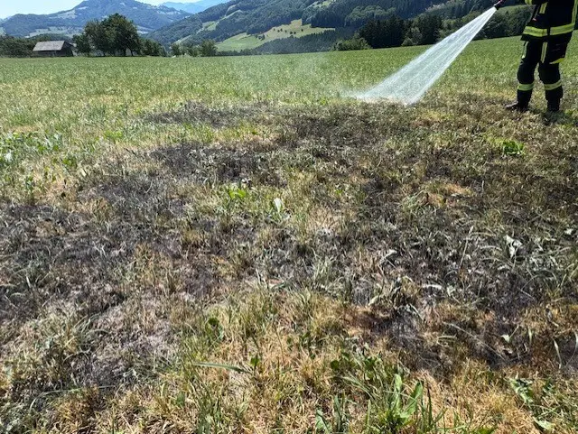 Die Feuerwehr führte nach dem Ablöschen des Brandes umfangreiche Nachlöscharbeiten durch und kontrollierte die Fläche mit einer Wärmebildkamera auf Glutnester. | Foto: Feuerwehr Hofstetten-Grünau