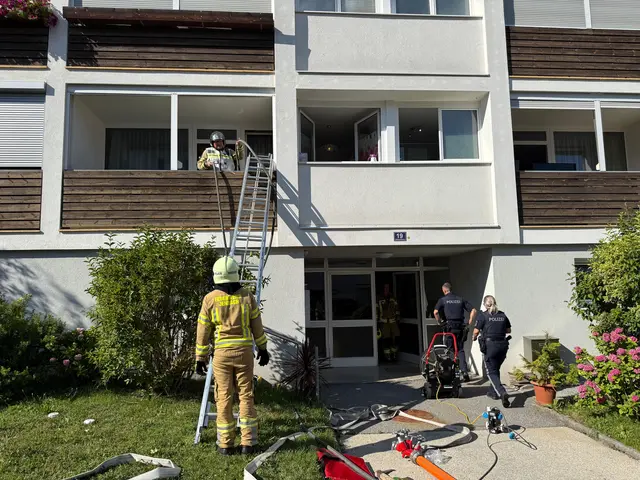 Feuerwehr, Rettung und Polizei rückten zu einem Wohnungsbrand in Jenbach aus. Eine 65-jährige Bewohnerin wurde nach der Erstversorgung ins Bezirkskrankenhaus Schwaz gebracht. | Foto: Zoom.Tirol