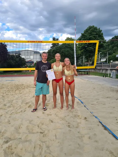 Ehrung der Landesmeisterinnen (v.l.n.r. Günter Fahrnberger (Leiter des Volleyballvereins Traismauer „Wild Tigers“), Angerer/Wicho) | Foto: Volleyballverein Traismauer "Wild Tigers"