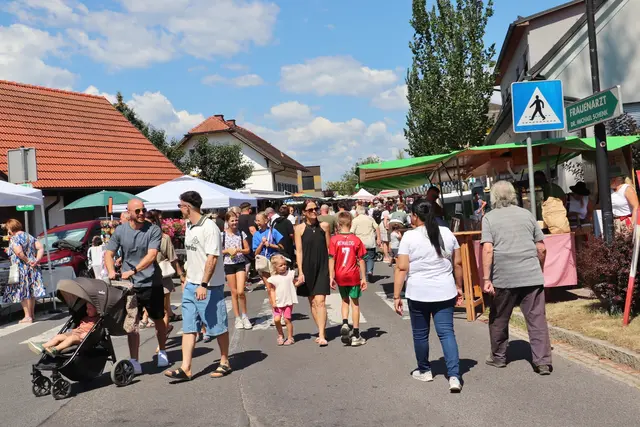 Der Dobler Kirta wurde zum Publikumsmagnet und zur nostalgischen Einkaufsmeile.  | Foto: Edith Ertl