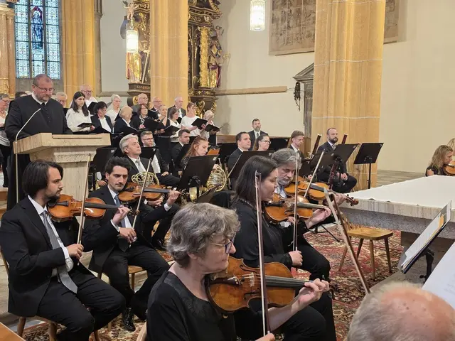 Das Festkonzert am Samstagabend in der Stiftskirche mit dem Savaria Symphonieorchester aus Ungarn. Links im Bild Prior Pater Gerwig mit Mediation. | Foto: Anita Galler