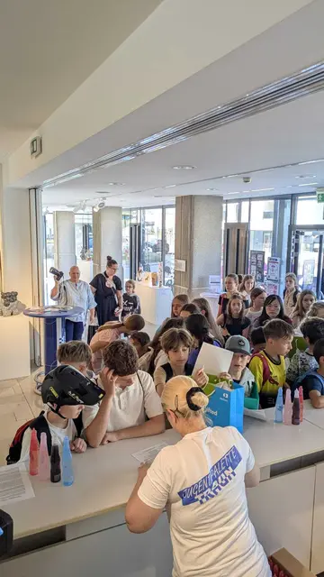 Jugendliche bei Einlass in die Galerie