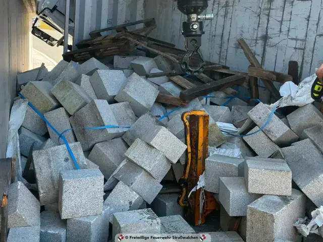 Ein spektakulärer Verkehrsunfall hat am Freitagvormittag in Steindorf für einen stundenlangen Feuerwehreinsatz gesorgt. Ein Lastwagen kippte nach der Kollision seines Ladekrans mit einer Bahnunterführung auf die Seite.  | Foto: FF Straßwalchen